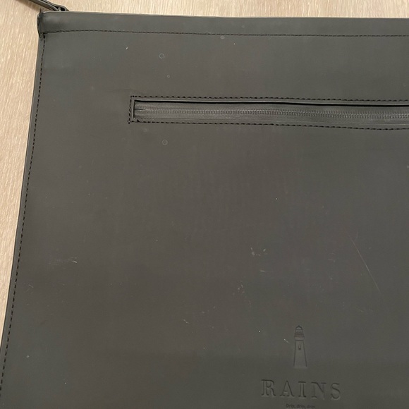 RAINS laptop sleeve with zipper closure - Picture 7 of 10